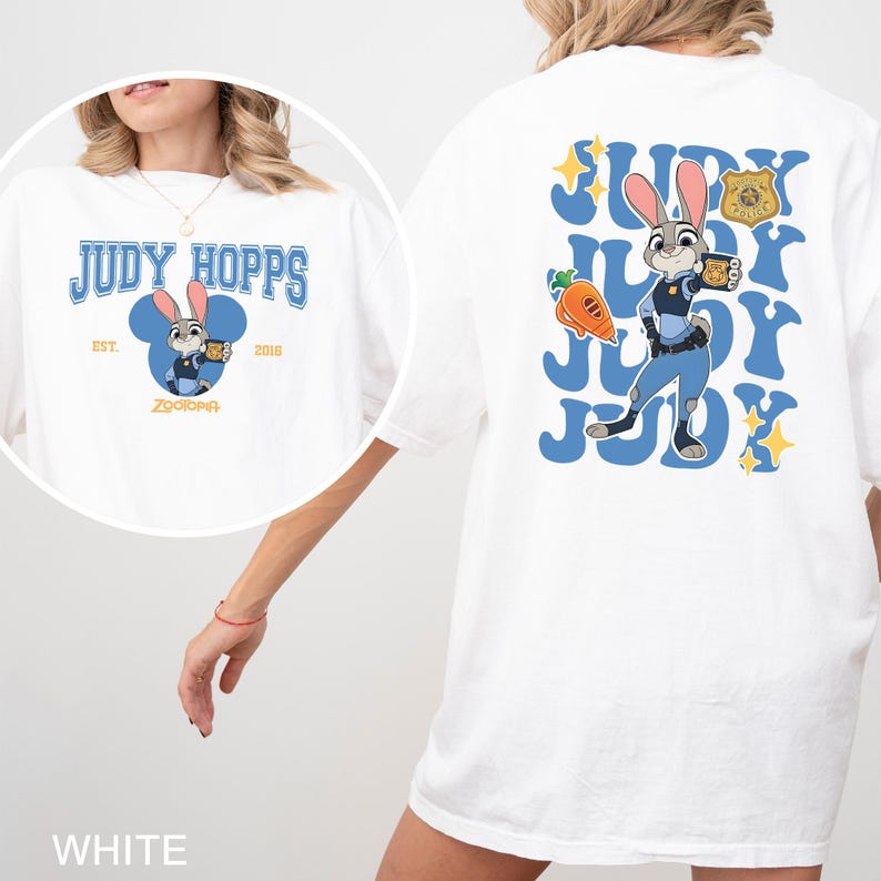 Op de afbeelding: Een wit t-shirt met een afbeelding van Judy Hopps uit Zootopia. De voorkant toont Judy Hopps in een blauw Mickey-oor silhouet met de tekst Judy Hopps, Est. 2016 en Zootopia. De achterkant toont Judy Hopps met een wortel en een politiebadge.