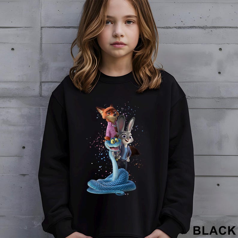 Puede incluir: Sudadera negra con un gr&aacute;fico colorido de personajes animados: un zorro con una camisa rosa, un conejo con un traje azul y una serpiente azul. La palabra "BLACK" est&aacute; impresa en blanco en la parte inferior derecha.