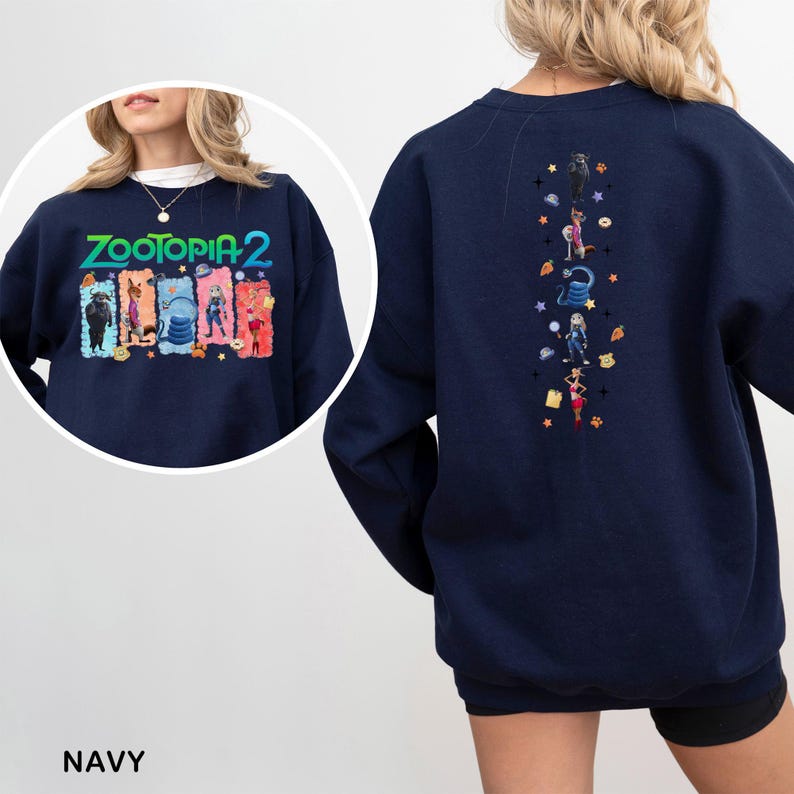 K&ouml;nnte beinhalten: Marineblaues Sweatshirt mit dem Text "Zootopia 2" und farbenfrohen Charaktergrafiken auf der Vorderseite. Die R&uuml;ckseite hat gestickte Charakterdesigns. Das Wort "NAVY" ist unten aufgedruckt. Ein l&auml;ssiges Oberteil mit langen &Auml;rmeln.