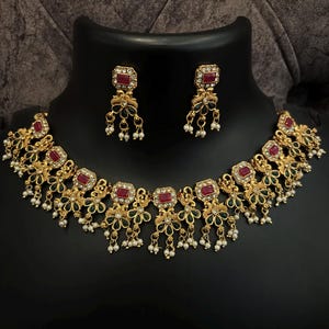 Antikes Gold überzogenes indisches Schmuck-Set, indische Choker, CZ Halskette, Rubin Halskette, Ohrringe, Tempel Schmuck, südindischer Schmuck