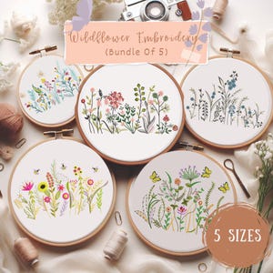 Op de afbeelding: Vijf borduurpatronen voor borduurringen met verschillende arrangementen van kleurrijke wilde bloemen. De patronen zijn gelabeld "Wildflower Embroidery (Bundle of 5)".