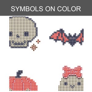 K&ouml;nnte beinhalten: Ein Kreuzstich-Mustervorlage mit dem Titel SYMBOLS ON COLOR, die vier verpixelte Designs zeigt: einen Totenkopf, eine Fledermaus, einen K&uuml;rbis und einen Katzenkopf. Jede Figur besteht aus kleinen farbigen Quadraten mit winzigen Symbolen.