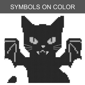 Puede incluir: Un patr&oacute;n de arte de p&iacute;xeles en blanco y negro de un gato con alas de murci&eacute;lago, con el texto SYMBOLS ON COLOR en la parte superior. El dise&ntilde;o utiliza el n&uacute;mero 1 y s&iacute;mbolos de picas para rellenar las &aacute;reas negras, ojos y colmillos son blancos.