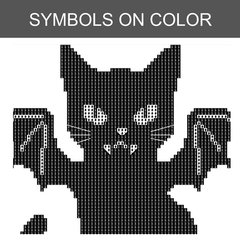 Puede incluir: Un patr&oacute;n de arte de p&iacute;xeles en blanco y negro de un gato con alas de murci&eacute;lago, con el texto SYMBOLS ON COLOR en la parte superior. El dise&ntilde;o utiliza el n&uacute;mero 1 y s&iacute;mbolos de picas para rellenar las &aacute;reas negras, ojos y colmillos son blancos.