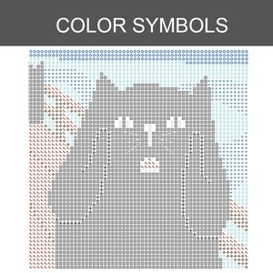 K&ouml;nnte beinhalten: Ein Kreuzstichmuster-Diagramm mit dem Titel COLOR SYMBOLS, das ein Raster aus verschiedenen geometrischen Symbolen zeigt. Das Design stellt eine stilisierte Katzenfigur dar, die aus dunkelgrauen quadratischen Symbolen auf einem hellblauen und wei&szlig;en Hintergrundraster besteht.