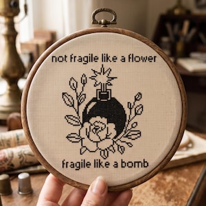 Modèle de point de croix « Fragile comme une bombe », broderie féministe, broderie sarcastique (Téléchargement instantané)