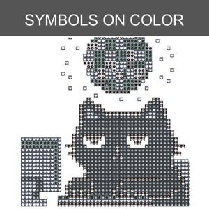 Puede incluir: Un patr&oacute;n de punto de cruz titulado SYMBOLS ON COLOR que muestra un gato negro pixelado sentado bajo una forma de luna circular. El dise&ntilde;o se compone de peque&ntilde;os cuadrados de cuadr&iacute;cula rellenos con varios s&iacute;mbolos blancos como corazones.