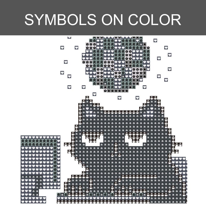 Puede incluir: Un patr&oacute;n de punto de cruz titulado SYMBOLS ON COLOR que muestra un gato negro pixelado sentado bajo una forma de luna circular. El dise&ntilde;o se compone de peque&ntilde;os cuadrados de cuadr&iacute;cula rellenos con varios s&iacute;mbolos blancos como corazones.