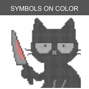 Pu&ograve; includere: Uno schema a punto croce intitolato SYMBOLS ON COLOR raffigurante un gatto nero con occhi bianchi che tiene in mano un coltello con lama grigia e manico rosso. Il disegno &egrave; composto da una griglia di simboli neri, bianchi, grigi e rossi su sfondo bianco.