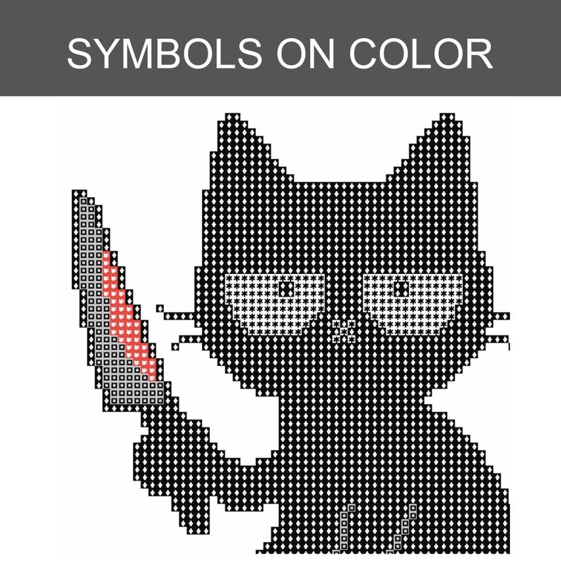 Pu&ograve; includere: Uno schema a punto croce intitolato SYMBOLS ON COLOR raffigurante un gatto nero con occhi bianchi che tiene in mano un coltello con lama grigia e manico rosso. Il disegno &egrave; composto da una griglia di simboli neri, bianchi, grigi e rossi su sfondo bianco.