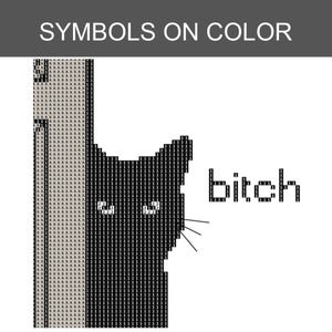 Puede incluir: Un patr&oacute;n de punto de cruz con la silueta de un gato negro sobre un fondo de cuadr&iacute;cula, el texto SYMBOLS ON COLOR en la parte superior y la palabra bitch en una fuente pixelada a la derecha del gato. El dise&ntilde;o usa s&iacute;mbolos numerados.