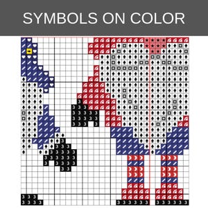 Op de afbeelding: Een kruissteekpatroon met de titel SYMBOLS ON COLOR, bestaande uit een raster met diverse symbolen zoals harten, schoppen, sterren, vierkanten en het cijfer 3. Het ontwerp maakt gebruik van de kleuren rood, blauw, zwart en wit.