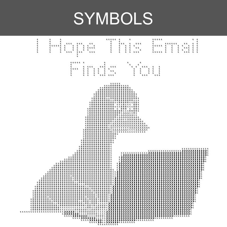 K&ouml;nnte beinhalten: Eine schwarz-wei&szlig;e ASCII-Grafik, die einen Vogel vor einem Laptop zeigt. Der Text oben lautet SYMBOLS, und der Text darunter lautet I Hope This Email Finds You. Das Bild besteht vollst&auml;ndig aus wiederholten Buchstaben und Zahlen.