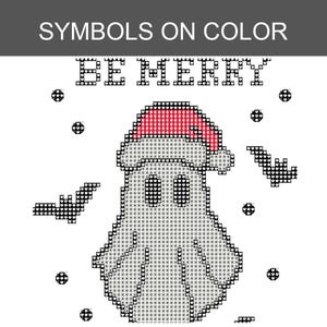K&ouml;nnte beinhalten: Ein Kreuzstichmuster mit einem Geist, der eine rot-wei&szlig;e Weihnachtsm&uuml;tze tr&auml;gt, umgeben von schwarzen Flederm&auml;usen und kreisf&ouml;rmigen Ornamenten. Der Text BE MERRY steht oben in einer verpixelten Schriftart auf einem wei&szlig;en Hintergrund.