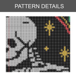 K&ouml;nnte beinhalten: Details eines Kreuzstichmusters mit einem schwarz-wei&szlig;en Design. Das Muster enth&auml;lt den Text "PATTERN DETAILS" oben. Das Design besteht aus kleinen Quadraten, jeweils mit einem Buchstaben oder Symbol.