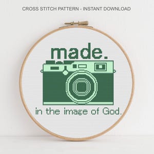 Puede incluir: Patr&oacute;n de punto de cruz en un aro de madera con un dise&ntilde;o de c&aacute;mara verde y las palabras "made." y "in the image of God.". El texto "CROSS STITCH PATTERN - INSTANT DOWNLOAD" est&aacute; en la parte superior.
