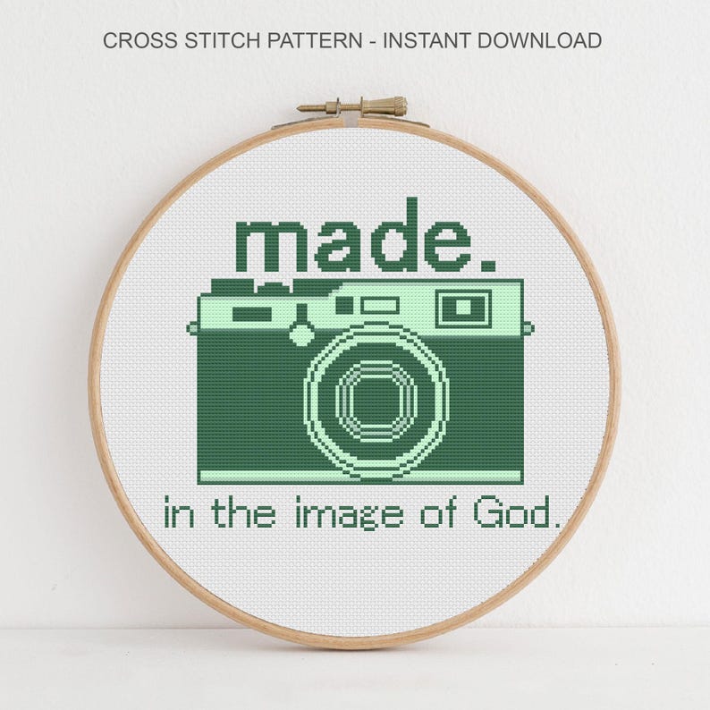 Puede incluir: Patr&oacute;n de punto de cruz en un aro de madera con un dise&ntilde;o de c&aacute;mara verde y las palabras "made." y "in the image of God.". El texto "CROSS STITCH PATTERN - INSTANT DOWNLOAD" est&aacute; en la parte superior.