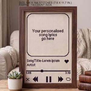 Pode incluir: Um padr&atilde;o de ponto cruz emoldurado em tecido Aida de 14 contagens com uma interface de leitor de m&uacute;sica. O design inclui o texto Your personalised song lyrics go here, SongTitle-Lorem ipsum e Artist, com uma barra de progresso e &iacute;cones.