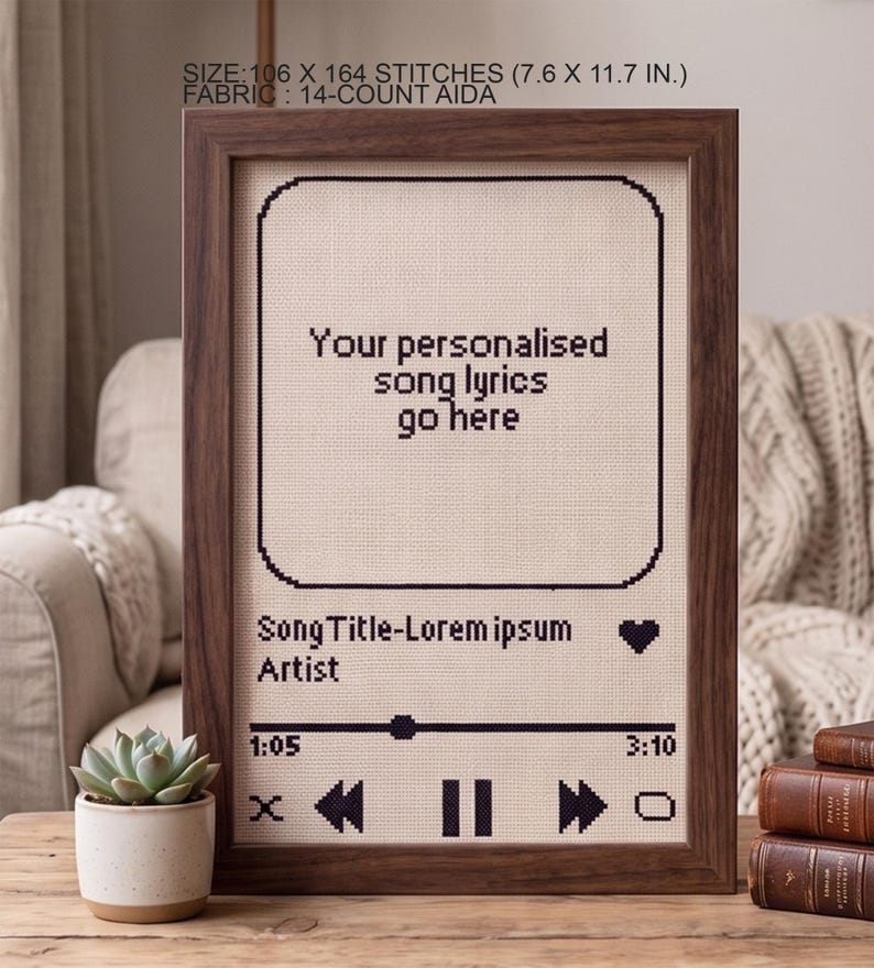 Pode incluir: Um padr&atilde;o de ponto cruz emoldurado em tecido Aida de 14 contagens com uma interface de leitor de m&uacute;sica. O design inclui o texto Your personalised song lyrics go here, SongTitle-Lorem ipsum e Artist, com uma barra de progresso e &iacute;cones.