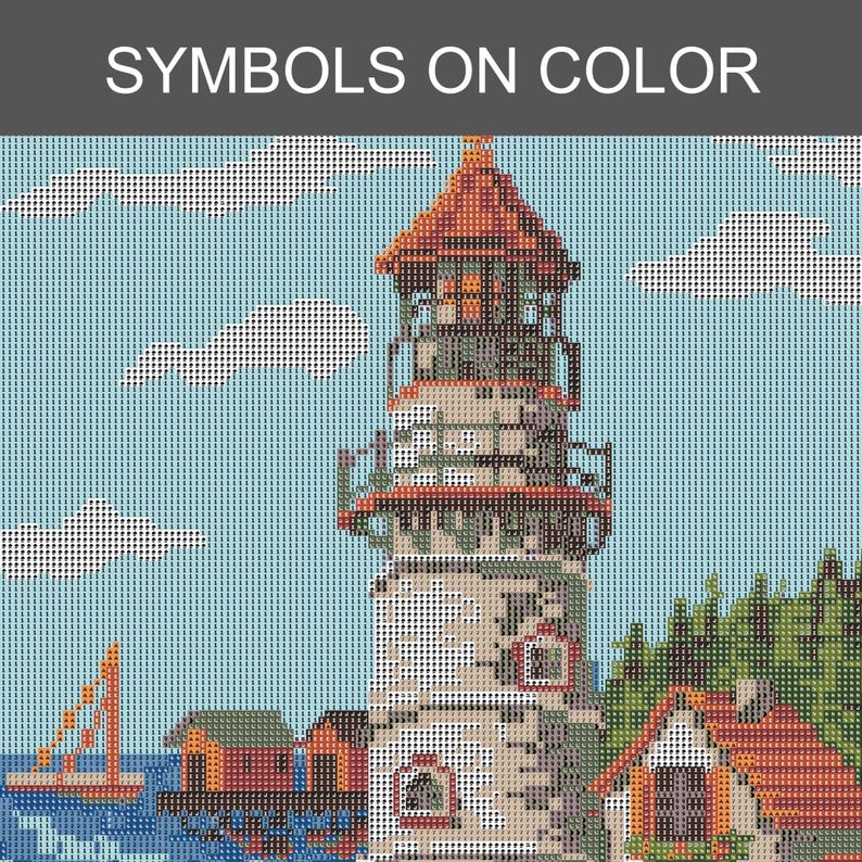 Peut inclure: Un mod&egrave;le de point de croix repr&eacute;sentant un phare au toit rouge, un petit voilier sur une eau bleue et une maison au toit rouge pr&egrave;s d'arbres verts. Le ciel est bleu clair avec des nuages blancs. Le texte SYMBOLS ON COLOR est en haut.