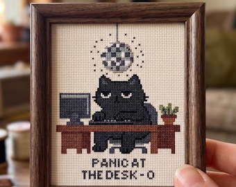 Patrón de punto de cruz "Pánico en el escritorio - Gato" / Bordado divertido de oficina / Bordado con humor sarcástico / Descarga instantánea