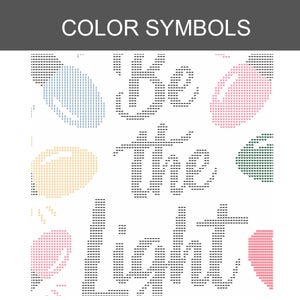 Może przedstawiać: Wz&oacute;r do haftu krzyżykowego z napisem "be the light" w kolorze czarnym, otoczony stylizowanymi ikonami żar&oacute;wek w kolorach pastelowego błękitu, r&oacute;żu, ż&oacute;łci i zieleni. Projekt przedstawiono na białym tle w kratkę z nagł&oacute;wkiem COLOR SYMBOLS.