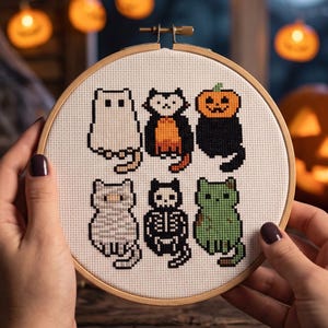 Puede incluir: Un bastidor de madera circular que contiene tela Aida blanca con un patr&oacute;n de punto de cruz de seis gatos con tem&aacute;tica de Halloween. Los dise&ntilde;os incluyen un gato fantasma, un gato vampiro, un gato calabaza, una momia, un esqueleto y un gato zombi.