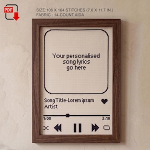 Puede incluir: Un patrón de punto de cruz en un marco de madera oscura con una interfaz de reproductor de música. El texto dice: Your personalised song lyrics go here, Song Title-Lorem ipsum, Artist, 1:05, 3:10. Tamaño: 106 x 164 puntos (19,3 x 29,7 cm) en Aida 14.