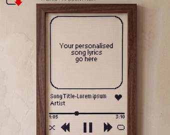 Pode incluir: Um padrão de ponto cruz numa moldura de madeira escura com uma interface de leitor de música. O texto diz: Your personalised song lyrics go here, Song Title-Lorem ipsum, Artist, 1:05, 3:10. Tamanho: 106 x 164 pontos (19,3 x 29,7 cm) em Aida 14.