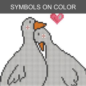Puede incluir: Imagen pixelada de dos gansos abraz&aacute;ndose, con un coraz&oacute;n rosa encima. Los gansos son blancos con contornos negros y picos naranjas. El texto "SYMBOLS ON COLOR" est&aacute; en la parte superior.