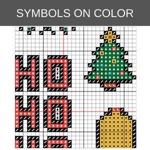 Op de afbeelding: Een kruissteekpatroonraster getiteld SYMBOLS ON COLOR met de tekst HO HO HO in rood met zwarte omlijning, een groene kerstboom met gele ster en versieringen, en een gele bel met zwarte stersymbolen op een witte achtergrond.
