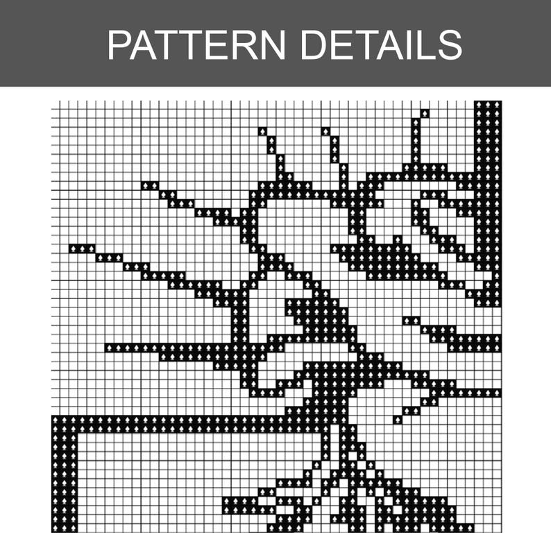 Puede incluir: Una cuadr&iacute;cula de patr&oacute;n de punto de cruz en blanco y negro etiquetada como PATTERN DETAILS. El dise&ntilde;o presenta un &aacute;rbol estilizado con un tronco grueso, ra&iacute;ces expuestas y ramas extendidas compuestas por p&iacute;xeles cuadrados.