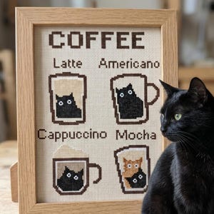 Puede incluir: Un patrón de punto de cruz enmarcado con la palabra "COFFEE" y nombres de bebidas de café. Cada ilustración de bebida presenta un gato. Un gato negro está sentado a la derecha del marco. El texto "CROSS STITCH PATTERN - INSTANT DOWNLOAD" está en la parte superior.