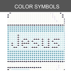 Puede incluir: Un patr&oacute;n de punto de cruz titulado COLOR SYMBOLS que presenta una cuadr&iacute;cula de corazones y c&iacute;rculos azul claro. La palabra Jesus est&aacute; formada por s&iacute;mbolos trapezoidales azul oscuro sobre un fondo de corazones y c&iacute;rculos azul claro en una cuadr&iacute;cula blanca.