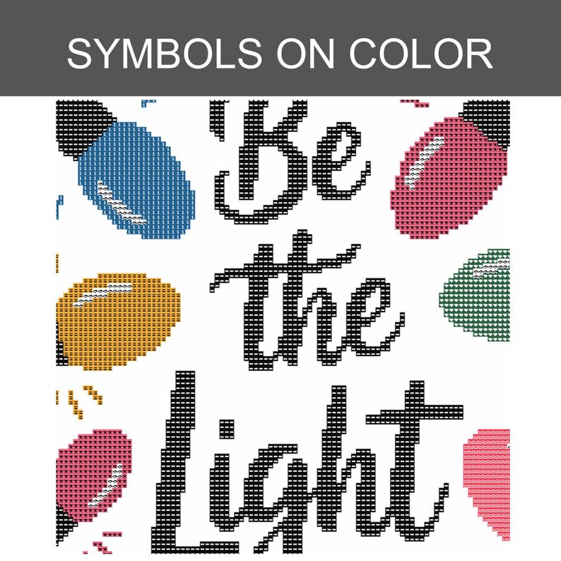 Może przedstawiać: Wz&oacute;r do haftu krzyżykowego z czarnym napisem "Be the light", otoczony kolorowymi ikonami żar&oacute;wek w kolorze niebieskim, r&oacute;żowym, ż&oacute;łtym i zielonym. Wz&oacute;r znajduje się na białym tle z nagł&oacute;wkiem o treści "SYMBOLS ON COLOR".