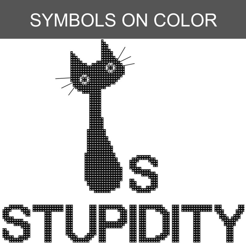 Pu&ograve; includere: Un motivo a punto croce raffigurante la sagoma di un gatto nero composta da piccoli quadrati, con il testo "IS STUPIDITY" sottostante. La parte superiore dell'immagine include il testo "SYMBOLS ON COLOR" in bianco su sfondo grigio scuro.