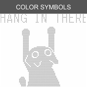 K&ouml;nnte beinhalten: Ein schwarz-wei&szlig;es Musterdiagramm mit dem Titel COLOR SYMBOLS, das den Text HANG IN THERE &uuml;ber einer verpixelten Grafik einer Katze mit zwei erhobenen Pfoten zeigt. Das Design besteht aus kleinen Einzelsymbolen, die das Bild und den Text bilden.