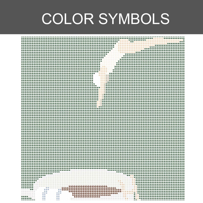Puede incluir: Un patr&oacute;n de punto de cruz pixelado titulado COLOR SYMBOLS que muestra una figura sumergi&eacute;ndose en una taza de caf&eacute;. El dise&ntilde;o utiliza una cuadr&iacute;cula de peque&ntilde;os corazones en tonos verde oscuro, beige y marr&oacute;n para formar la imagen.