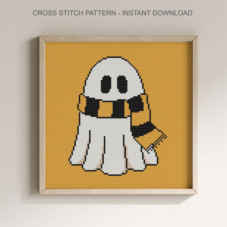 Puede incluir: Patr&oacute;n de punto de cruz de un fantasma blanco con una bufanda negra y dorada sobre un fondo amarillo. El marco contiene el texto "CROSS STITCH PATTERN - INSTANT DOWNLOAD" en la parte superior.