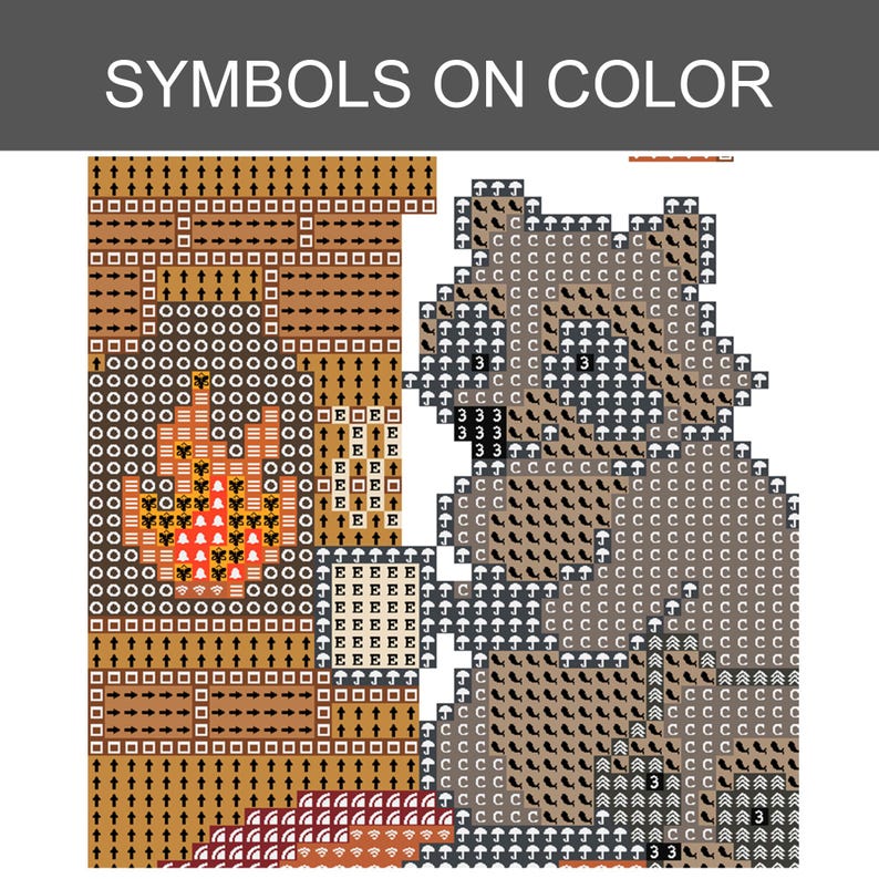 Puede incluir: Un patr&oacute;n de punto de cruz titulado SYMBOLS ON COLOR que presenta una cuadr&iacute;cula de s&iacute;mbolos que representan colores. El dise&ntilde;o muestra un mapache sosteniendo una taza junto a una chimenea con llamas naranjas, usando letras e iconos.