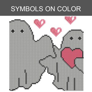 Pode incluir: Um padr&atilde;o de ponto cruz intitulado SYMBOLS ON COLOR apresentando duas figuras semelhantes a fantasmas delineadas com s&iacute;mbolos pretos num fundo branco. As figuras s&atilde;o rodeadas por tr&ecirc;s cora&ccedil;&otilde;es cor-de-rosa, com um cora&ccedil;&atilde;o rosa s&oacute;lido no fantasma da direita.