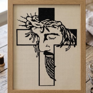 Puede incluir: Un patr&oacute;n de punto de cruz enmarcado que presenta un dise&ntilde;o gr&aacute;fico en blanco y negro de un rostro con una corona de espinas superpuesto sobre una cruz. El texto CROSS STITCH PATTERN - INSTANT DOWNLOAD es visible en la parte superior.
