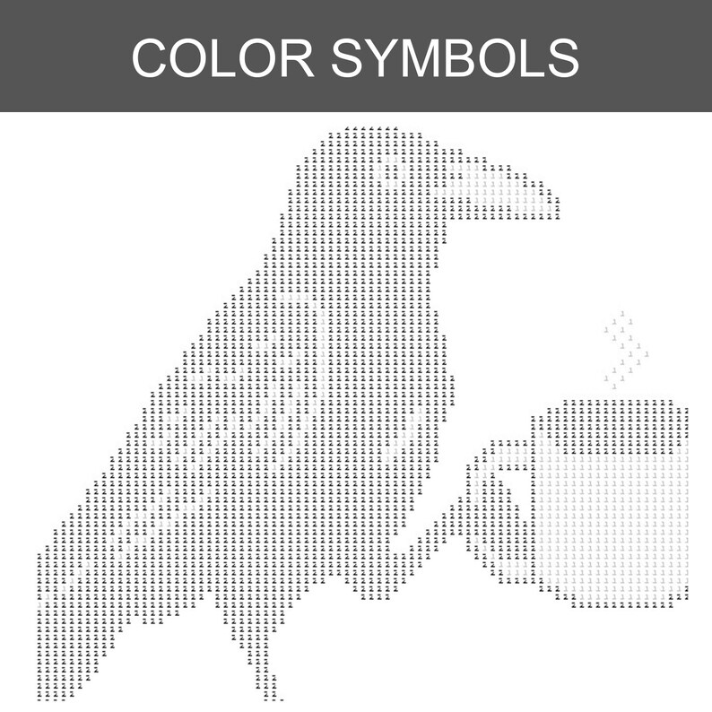 Op de afbeelding: Een kleurensymboolkaart met het silhouet van een raaf die een mok vasthoudt met opstijgende stoom. Het ontwerp bestaat uit herhalende cijfers en symbolen, met de tekst COLOR SYMBOLS bovenaan in het wit weergegeven.