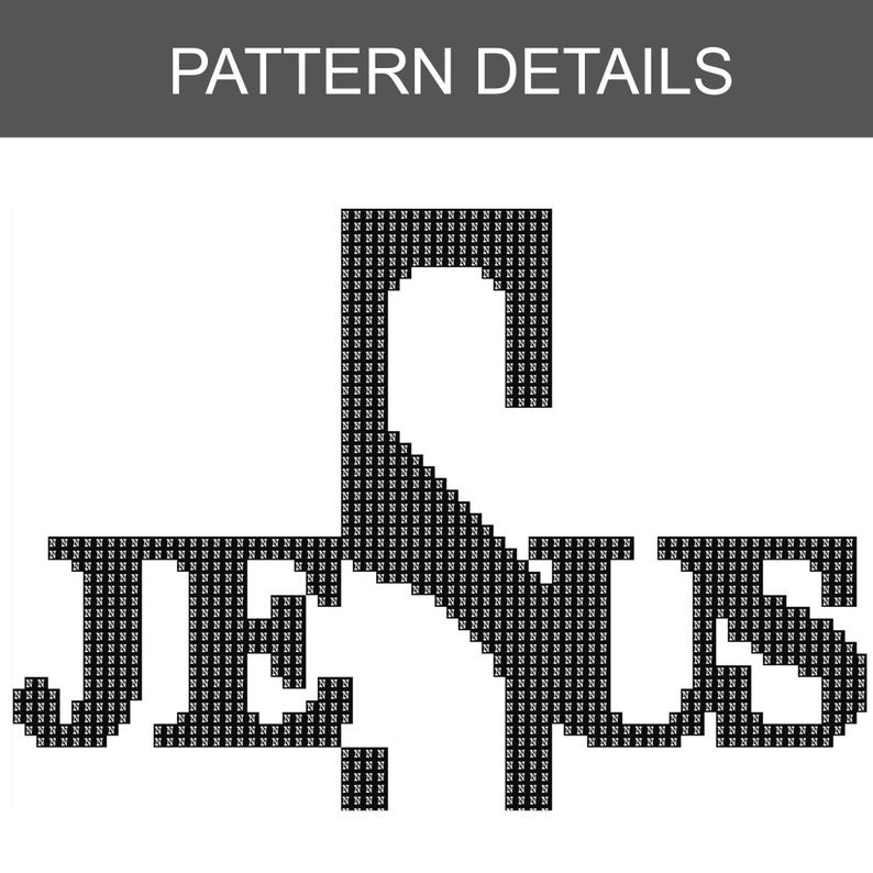 Pu&ograve; includere: Un motivo a punto croce in bianco e nero con la parola JESUS in un carattere pixelato. La lettera J &egrave; stilizzata con una forma a croce verticale che si estende verso l'alto. Il design &egrave; su sfondo bianco con il testo PATTERN DETAILS.