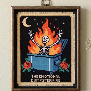 Emotionales Mülltonnen-Feuer Kreuzstichmuster | Dark Humor Kreuzstich Anleitung Bild 1