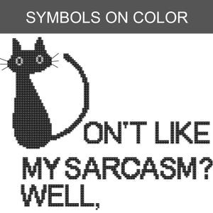 Pode incluir: Um padr&atilde;o de ponto cruz com a silhueta de um gato preto com uma cauda longa e curva e o texto SYMBOLS ON COLOR, DON'T LIKE MY SARCASM? WELL, renderizado numa fonte preta estilo grelha sobre um fundo branco.