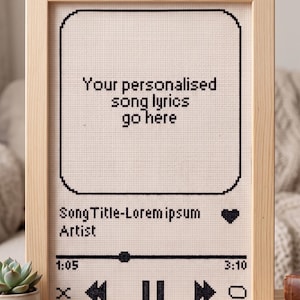 Pode incluir: Um bordado em ponto cruz emoldurado com uma interface de leitor de m&uacute;sica preta sobre um fundo de tecido claro. O texto diz: Your personalised song lyrics go here, SongTitle-Lorem ipsum, Artist, 1:05, 3:10, com &iacute;cones de reprodu&ccedil;&atilde;o.