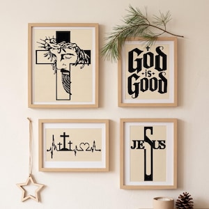 Puede incluir: Cuatro cuadros de pared con dise&ntilde;os de punto de cruz en negro sobre un fondo beige claro. Las l&aacute;minas muestran un rostro con corona de espinas sobre una cruz, el texto God is Good, una l&iacute;nea de latido con cruces y un coraz&oacute;n, y la palabra JESUS.