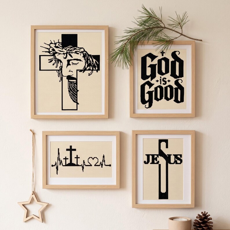Puede incluir: Cuatro cuadros de pared con dise&ntilde;os de punto de cruz en negro sobre un fondo beige claro. Las l&aacute;minas muestran un rostro con corona de espinas sobre una cruz, el texto God is Good, una l&iacute;nea de latido con cruces y un coraz&oacute;n, y la palabra JESUS.