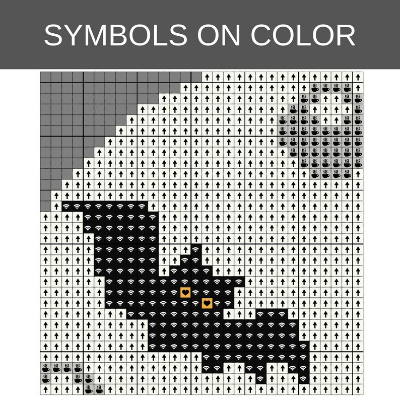 Pu&ograve; includere: Uno schema per punto croce intitolato SYMBOLS ON COLOR che presenta una griglia con quadrati neri, bianchi e grigi. Il disegno mostra la sagoma di un pipistrello nero con due occhi arancioni a forma di cuore, circondato da simboli di frecce e tazzine.